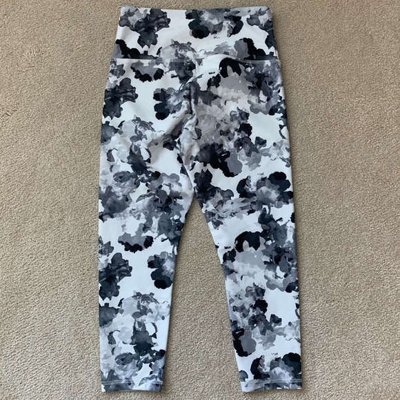Balance Collection Women’s High Rise Capri Floral White Black Abstract Size M - Picture 4 of 5